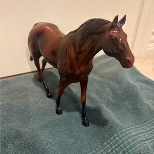 Hartland Mare & Foal with Blue Ribbon Foal